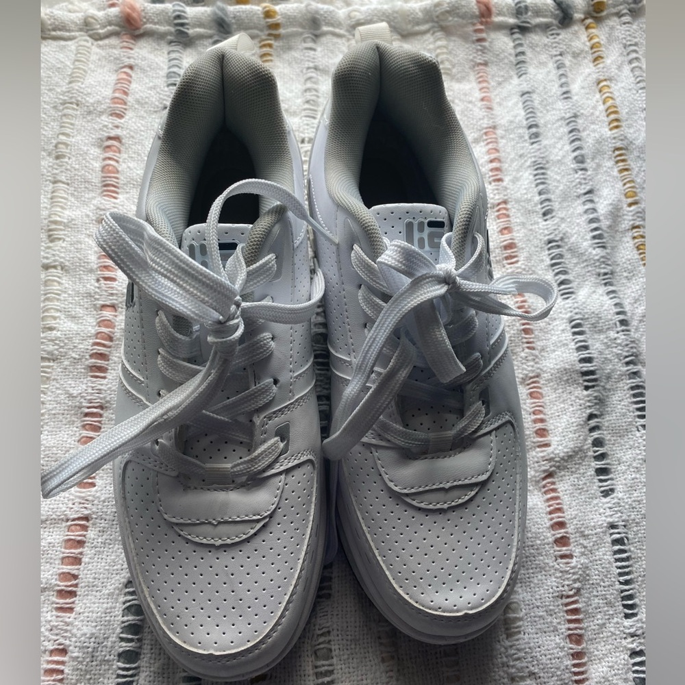 Women’s sneaker/rollerblade shoes